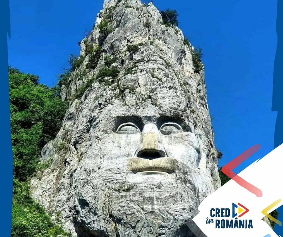 Aceasta este un omagiu adus lui Decebal, ultimul rege al Daciei și un simbol al rezistenței împotriva cuceririlor romane. Privind stoic către Dunăre, imaginea lui Decebal evocă puterea și determinarea poporului dac. Sculptura colosală este o realizare tehnică remarcabilă. Săpată direct în stânc de pe malul râului, lucrările la această sculptură au durat 10 ani, între 1994 și 2004, și au fost realizate sub conducerea sculptorului român Florin Cotarcea. Amplasarea sculpturii, în inima defileului Dunării o transformă într-un punct de atracție major pentru turiștii din întreaga lume. Priveliștea este cu atât mai impresionantă atunci când este admirată de pe apă, într-o croazieră pe Dunăre. Chipul lui Decebal rămâne o celebrare a istoriei, a curajului și a identității unui popor. Această operă de artă, vizibilă chiar și din Serbia, servește ca un reper permanent al contribuției Daciei la istoria Europei și al legăturii strânse dintre români și rădăcinile lor dacice.