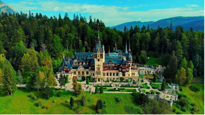 Castelul Peleș, una dintre cele mai impresionante moșteniri lăsate de Regele Carol I al României, a fost considerat și unul dintre cele mai moderne la acea perioadă. Construit între anii 1873 și 1914 din dorința Regelui, Castelul Peleș a fost primul castel alimentat integral cu energie electrică, având o unitate electrică proprie.