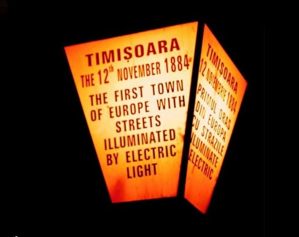 În 1884, un alt oraș românesc a făcut istorie. Timișoara a fost primul oraș din lume iluminat electric. Această premieră nu a fost doar o realizare tehnologică, ci și un simbol al progresului și inovației. Într-o epocă în care electricitatea era încă un concept nou și misterios pentru mulți, străzile Timișoarei au devenit un spectacol de lumină, demonstrând potențialul enorm al acestei noi forme de energie.